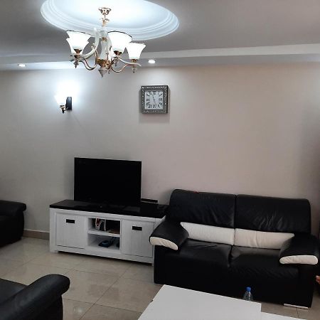 Signorile Jo Apartment Yaounde Bagian luar foto